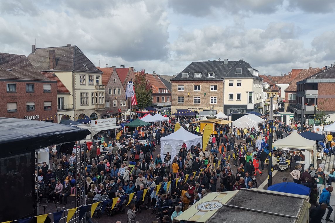 Rund um den Marktplatz präsentieren sich Vereine und Verbände beim Bürgertreff.