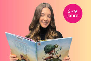 Vor einem pinkorangen Hintergrund ist Alketa Rafshi zu sehen, wie diese lächelnd ein Bilderbuch liest.