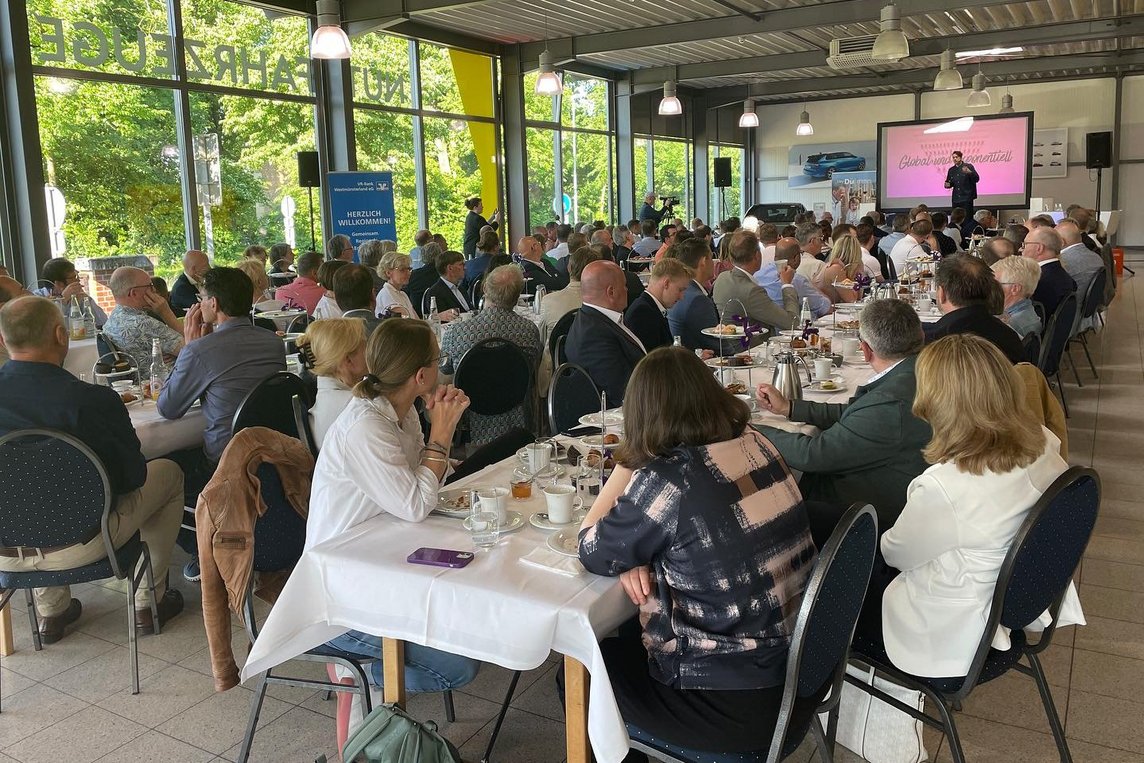 Dieses Foto zeigt die vielen Teilnehmenden des Unternehmerfrühstücks.