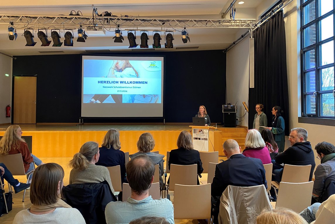 Rund 40 Vertreterinnen und Vertreter von Schulen, Organisationen der Jugendhilfe und aus dem Gesundheitsbereich waren zur Auftaktveranstaltung ins Forum Bendix gekommen. Foto: Stadt Dülmen/Kannacher