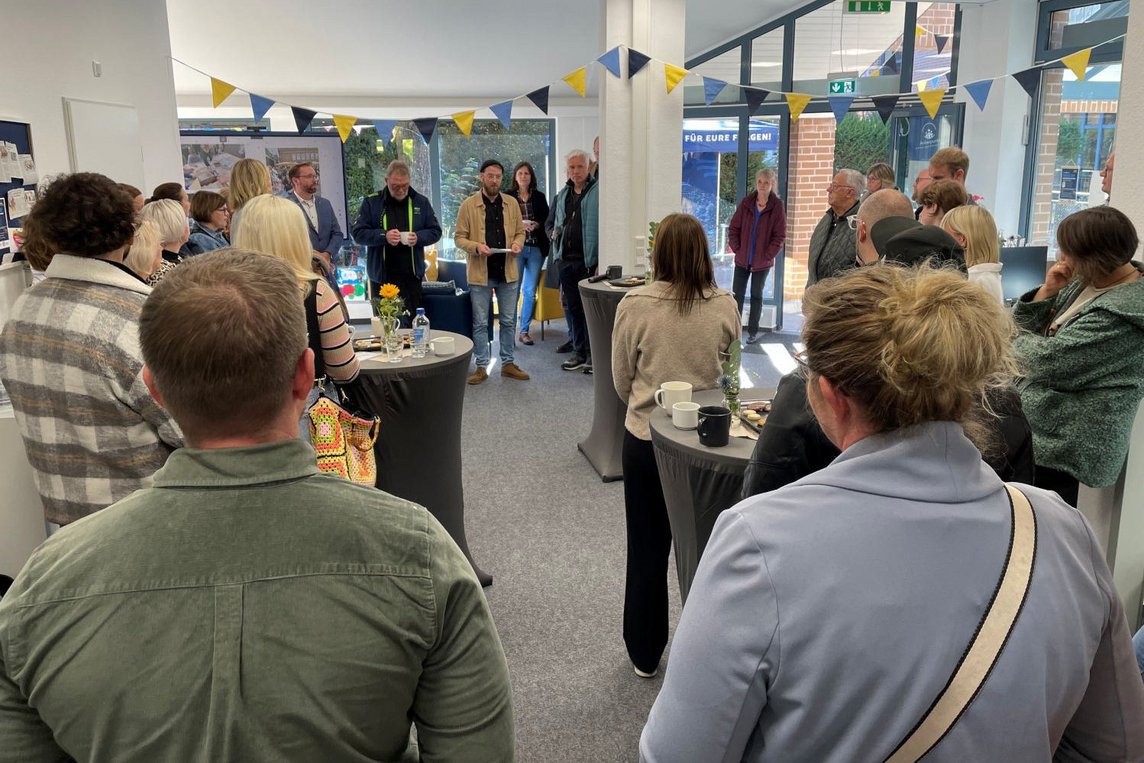 Dieses Foto zeigt die Neueröffnung des Ankerpunktes. 