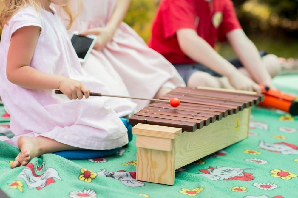 Das Bild zeigt Kinder mit Instrumenten.