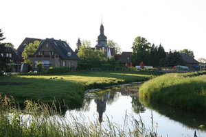 Das Foto zeigt den Zusammenfluss von Kettbach und Heubach sowie die Kirche St. Mauritius im Hintergrund.