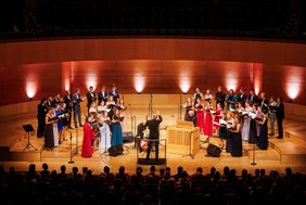 Das Bild zeigt den Chor bei einem Konzert.