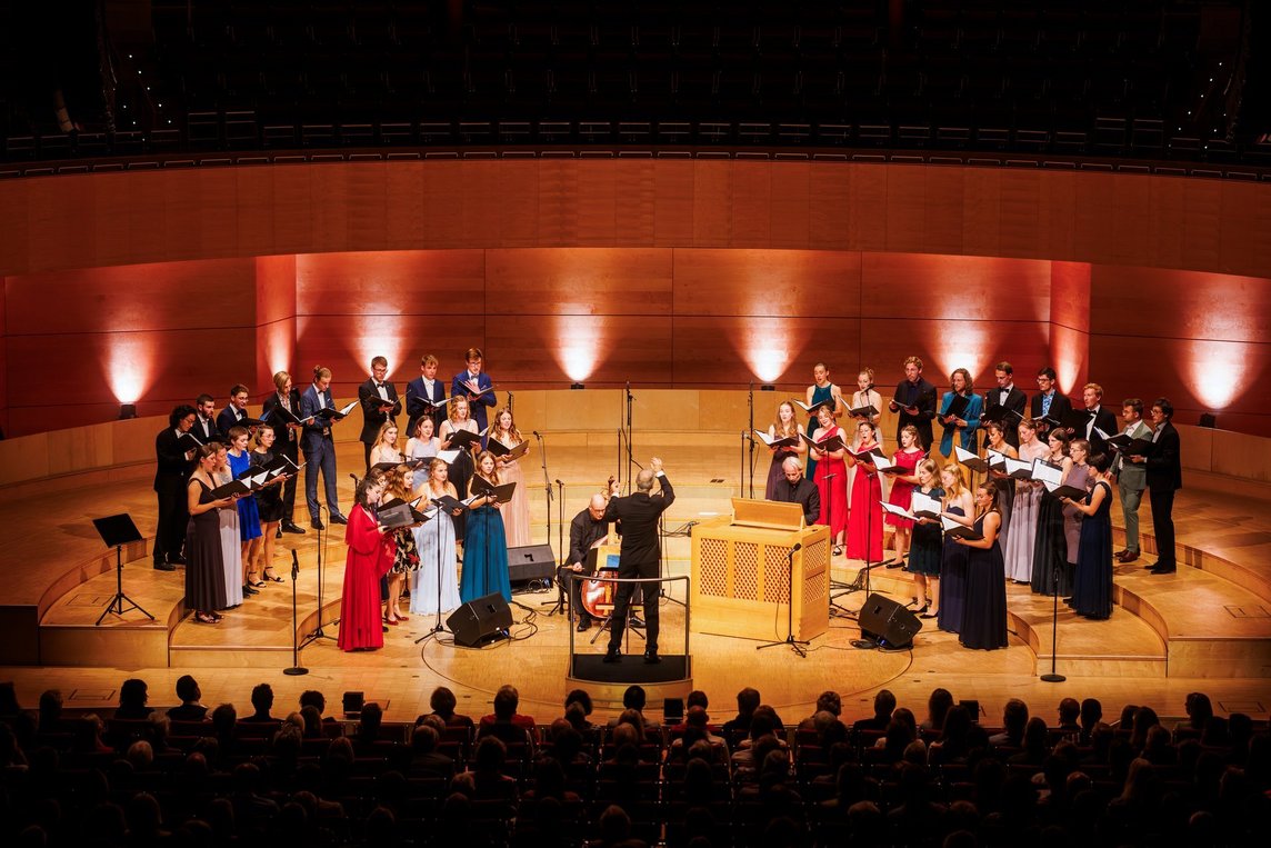 Das Bild zeigt den Chor bei einem Konzert.