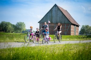 Menschen auf Fahrrädern in der Natur.