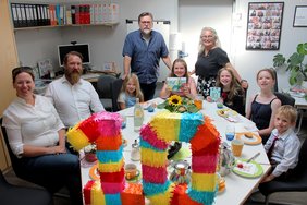 Dieses Foto zeigt Familie Radke mit Silke Bruchhaus und Norbert Dikomey während des Jubiläum-Frühstücks. 