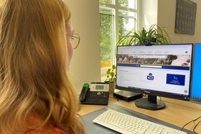 Kurze Sätze, große Abstände, einfache Wörter: Auf den Internetseiten der Stadt Dülmen gibt es jetzt auch Texte in Leichter Sprache.  Ein entsprechendes Symbol weist darauf hin. Foto: Stadt Dülmen