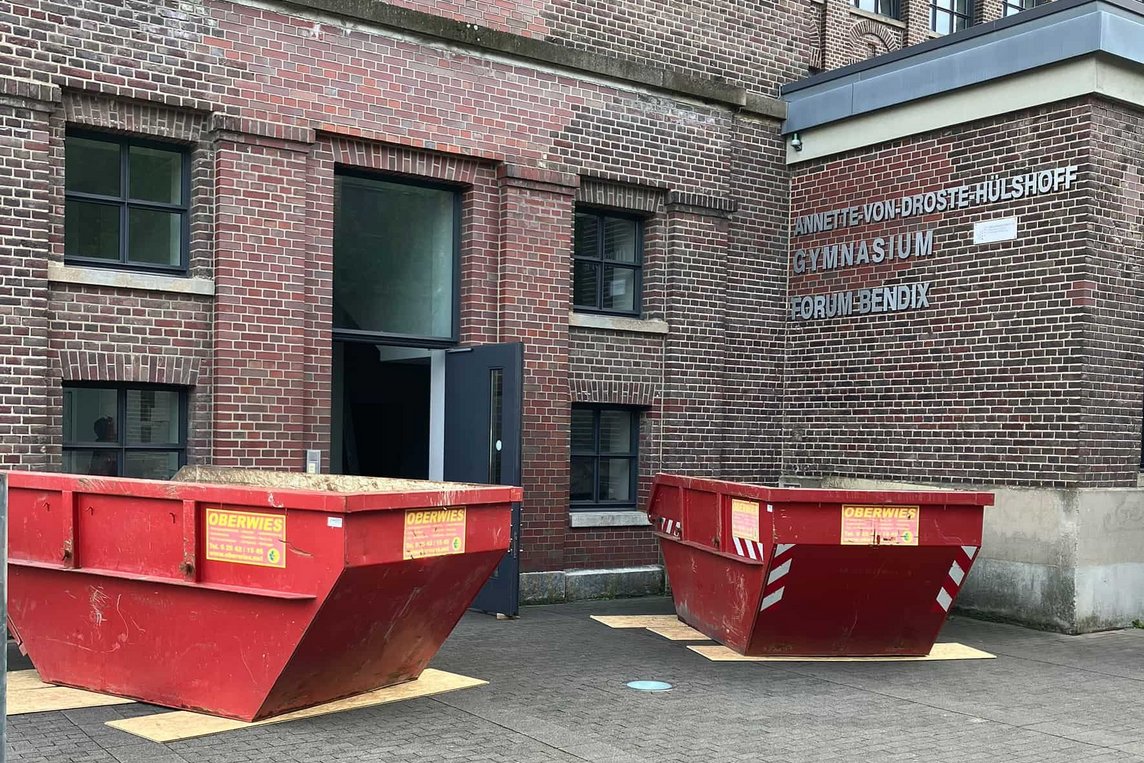 Dieses Foto zeigt einen Container vor dem AvD-Gymnasium.