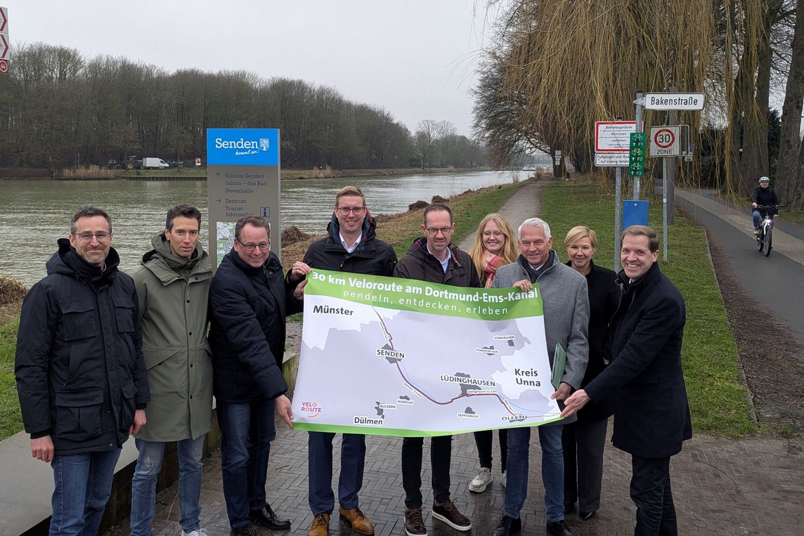 Freude am Kanal: Vertreterinnen und Vertreter des Kreises Coesfeld sowie der Städte und Gemeinden Senden, Lüdinghausen, Dülmen und Olfen geben den Bau der Radroute entlang des Dortmund-Ems-Kanals bekannt (Foto: Gemeinde Senden).