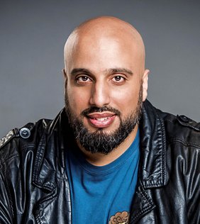 Dieses Foto zeigt den Künstler Abdelkarim 