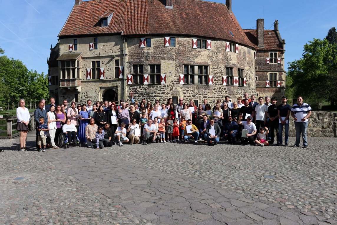 Dieses Foto zeigt die Teilnehmenden der Einbürgerungsfeier