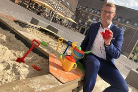 Bürgermeister Carsten Hövekamp vor dem Sandkasten auf dem Marktplatz Dieses Foto zeigt Bürgermeister Carsten Hövekamp vor dem Sandkasten auf dem Marktplatz