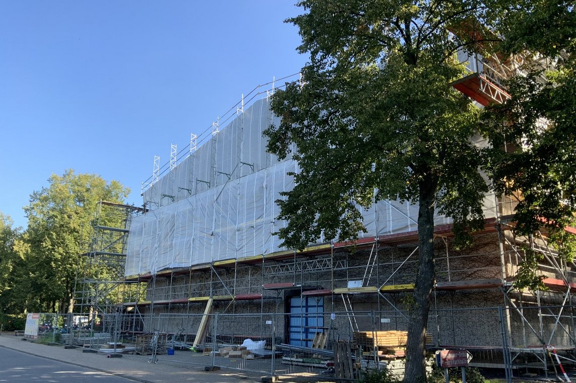 Das Wetterschutzdach über der Halle wird nun wieder abgebaut. Dafür ist die Straße gesperrt.