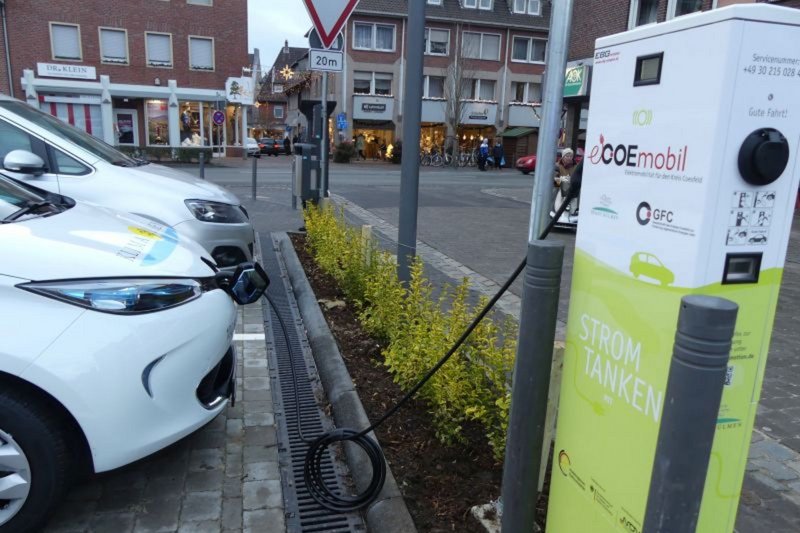 E-Autoladesäulen Auf Parkplatz