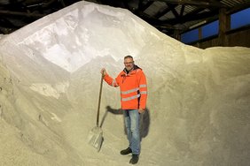 Michael Kamper – hier im Streusalzlager – ist „Glättetester“ und koordiniert den Winterdienst in dieser Woche.