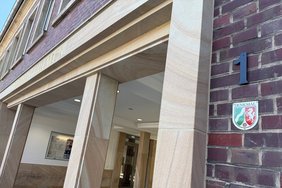 Auch an der "neuen Scharre" des Rathauses ist die Denkmalplakette gut sichtbar angebracht.