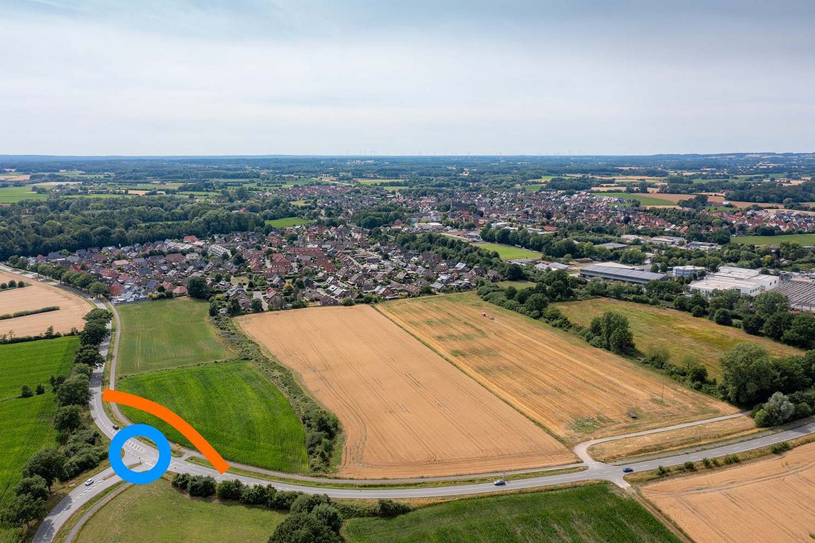 Dieses Foto zeigt das Neubaugebiet Raiffeisenring. Grafisch eingezeichnet sind der neue Kreisverkehr sowie die Umleitungsstrecke.