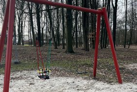 Das Bild zeigt die neue Schaukel auf dem Spielplatz im Vorpark.