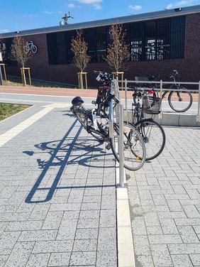 Dieses Foto zeigt ein Fahrrad, das den Fußgängerweg teilweise blockiert