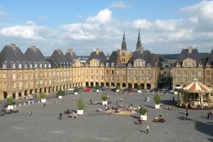 Das Bild zeigt den Place Ducale in Charleville-Méziéres