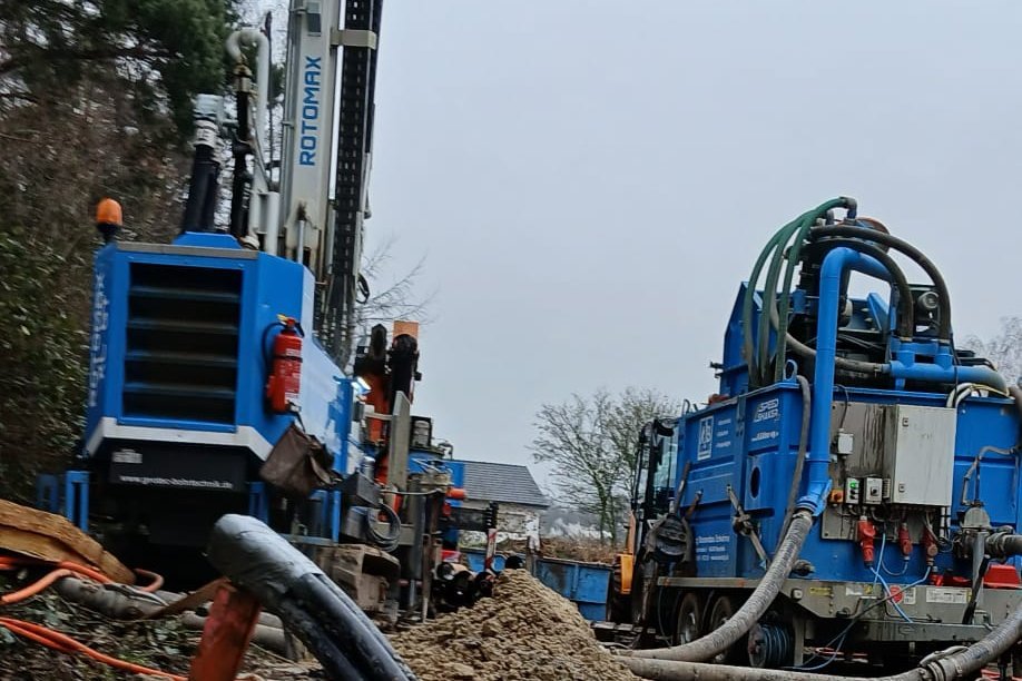 140 Meter tief geht es in den Untergrund, um die Turnhalle künftig mit Erdwärme heizen zu können.