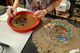 Foto: Katharina Siebert Mosaik wird gelegt