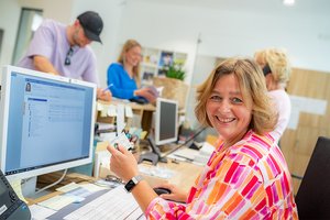 Das Bild zeigt eine freundlich lächelnde Mitarbeiterin des Bürgerbüros.