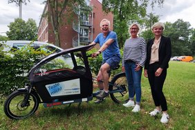 Das Bild zeigt Helmuth Steinbach, Isabella Naber und Astrid Wiechers (Fachbereichsleiterin Stadtentwicklung) mit dem Lastenrad der Stadt Dülmen. 