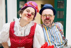 Die Clowns „Lisette und Anton“ präsentieren ihre humorvoll-musikalische Show beim Seniorennachmittag.