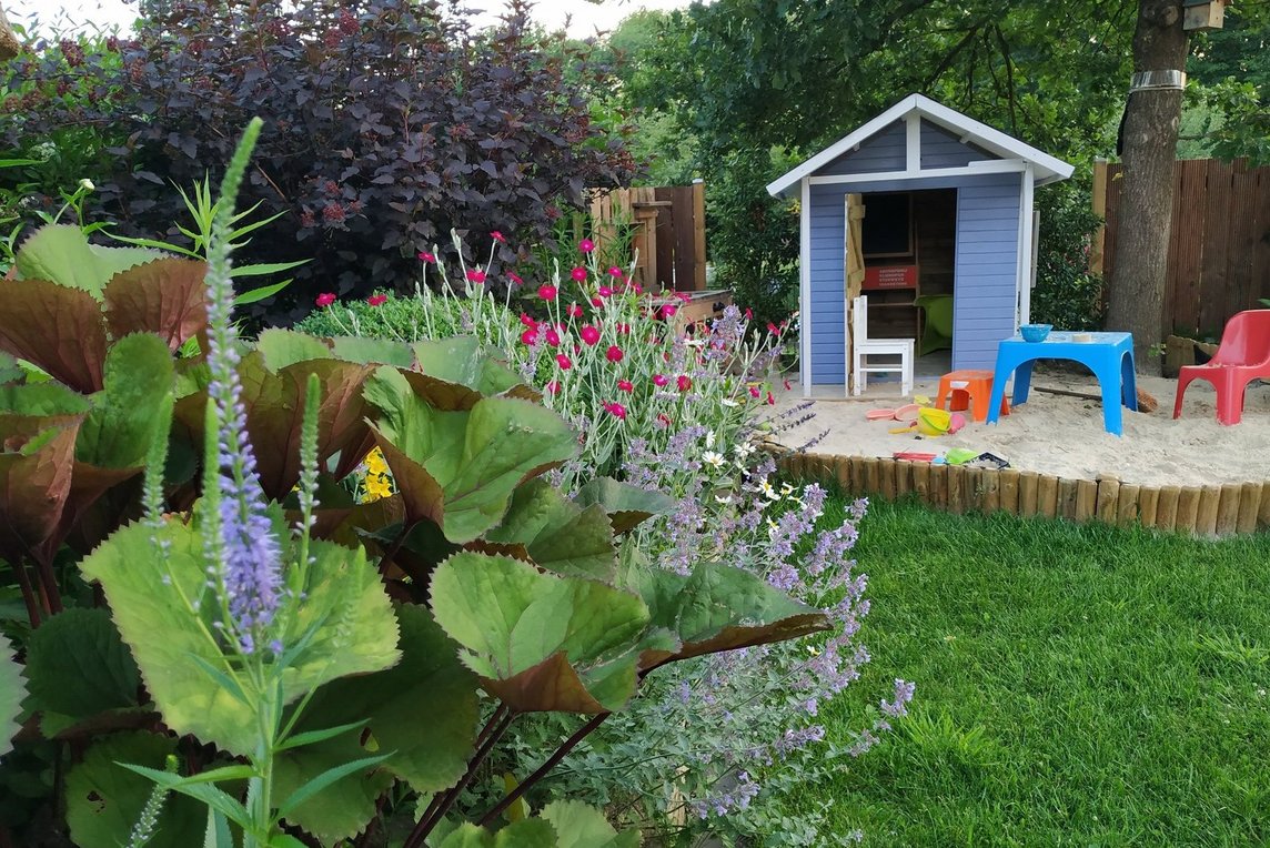 Eine farbenfrohe Blütenpracht und eine lauschige Spielecke für Kinder gibt es im Garten von Anna Nottenkämper. •	