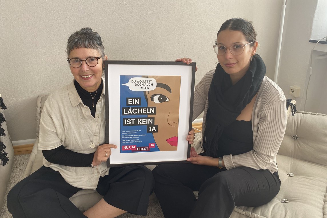 Miriam Harosh-Pätsch (li) und Jessica Mäkilä von Freuen e.V. leiten den Selbstbehauptungskurs.