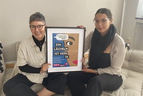 Miriam Harosh-Pätsch (li) und Jessica Mäkilä von Freuen e.V. leiten den Selbstbehauptungskurs.