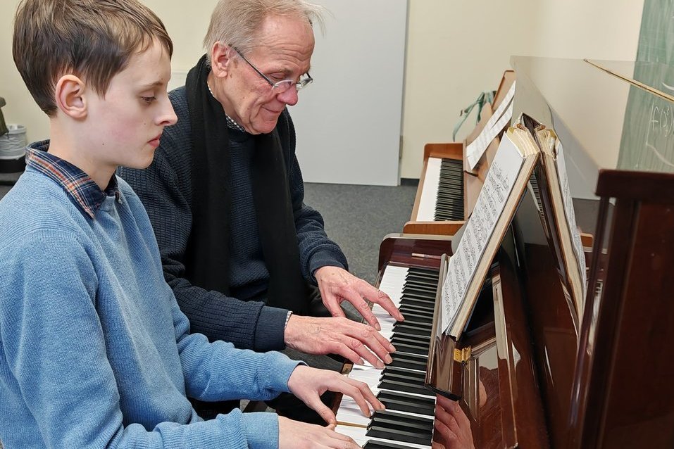 Bernd Weimann in seinem Element: Er unterrichtet derzeit u.a. den 13-jährigen Lukas Kopper am Klavier. Foto: Musikschule Dülmen