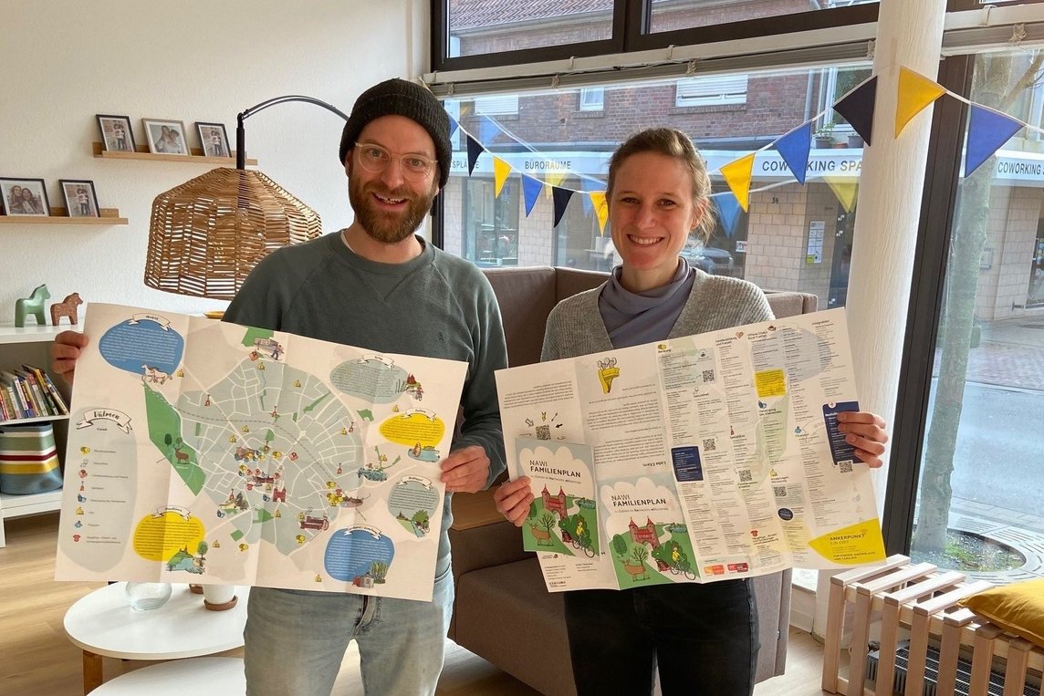 Stellen den neuen Nawi-Familienplan vor: Martin Gies, Abteilungsleiter „Allgemeiner Sozialer Dienst“ und Christina Hörbelt vom Präventions-Team „. Foto: Stadt Dülmen