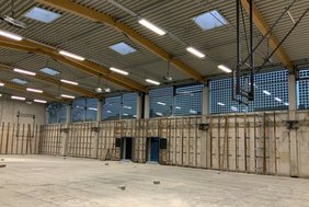 Diese Foto zeigt die Panels aus der Halle heraus. 