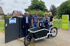 Dieses Foto zeigt das neue Lastenrad-Verleihsystem mit Verantwortlichen der Stadt und aus den Ortsteilen. 