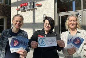 Orte zum Stillen Dieses Foto zeigt Christina Hörbelt, Jennifer Hötker vom Café Extrablatt und Hebamme Meike Symanzik