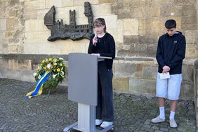 Veronica (14) und Levi (15) aus der Klasse 9c des Annette-von-Droste-Hülshoff-Gymnasiums trugen zwei Aufsätze von Zeitzeuginnen vor.