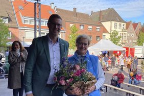 Mit einem großen Blumenstrauß bedankte sich Bürgermeister Carsten Hövekamp bei Ehrenamtskoordinatorin Hildegard Streyl, die den Bürgertreff zum letzten Mal organisiert hatte.