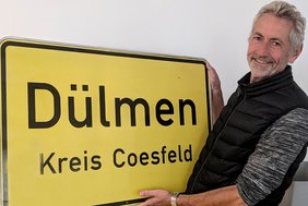 Reinhold Maasmann holte sein Schild im Rathaus ab.