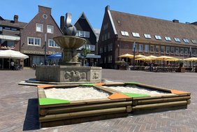 Im neuen Sandkasten auf dem Marktplatz können Kinder nach Herzenslust buddeln. 