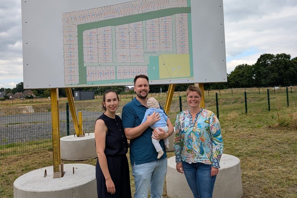 Kristin Schulz vom Grundstücksmanagement der Stadt Dülmen (re.) gratulierte der jungen Familie zum Kauf. 