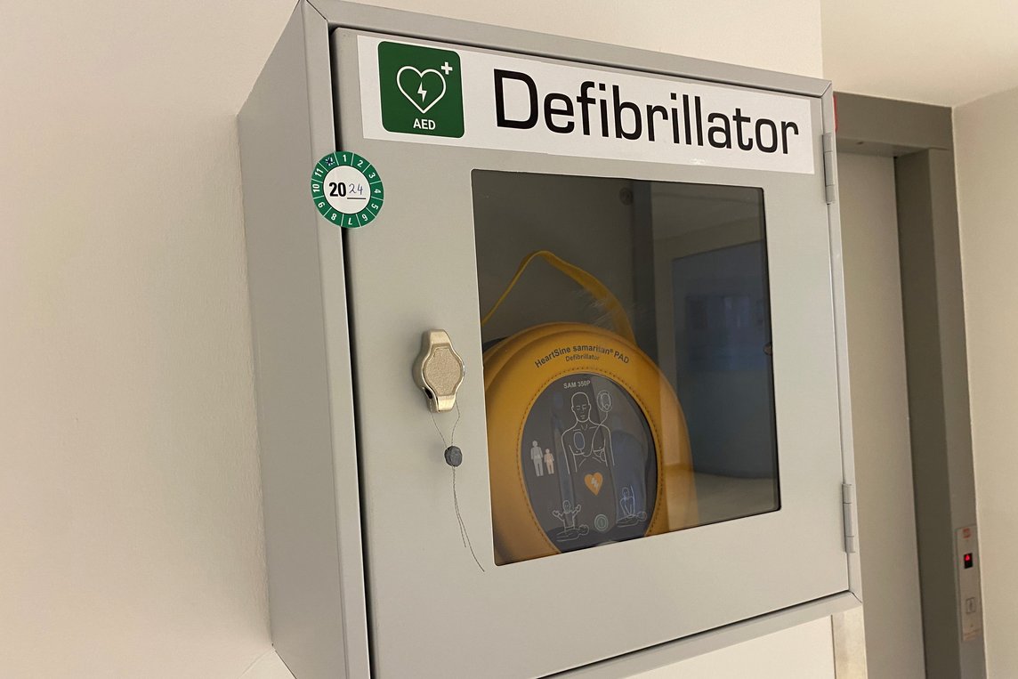 Defibrillatoren sind mit dem grün-weißen Herz-Symbol gekennzeichnet und an vielen öffentlichen Orten in Dülmen zu finden – zum Beispiel im Rathaus. Foto: Stadt Dülmen/Kannacher
