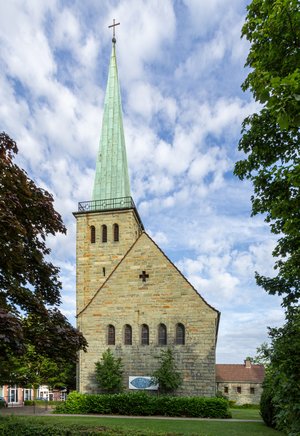 Das Bild zeigt das Kunstwerk "Mosaikfisch" an der Christus-Kirche.