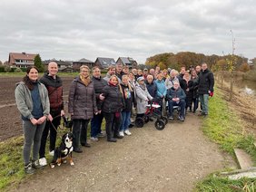 Dieses Foto zeigt Teilnehmende der Pflanz-Aktion. 