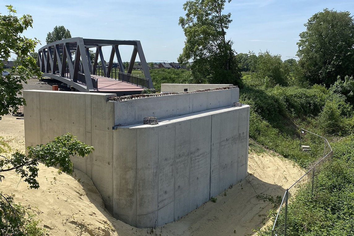 Dieses Foto zeigt die Brücke am Bahnhof. 