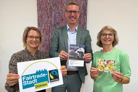Bürgermeister Carsten Hövekamp, Elvira Lipp (re.) und VHS-Leiterin Dr. Marie Hologa freuen sich über die erneute Auszeichnung Dülmens als „Faire Stadt“. Foto: Stadt Dülmen/Kannacher