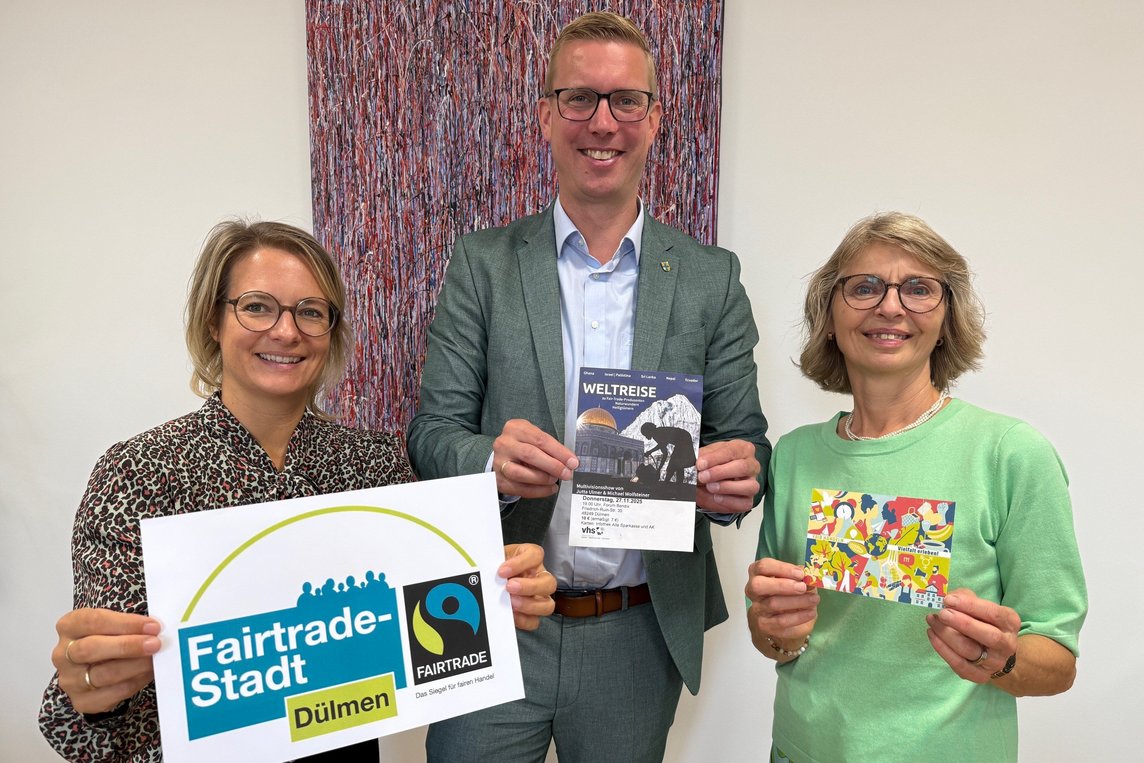 Bürgermeister Carsten Hövekamp, Elvira Lipp (re.) und VHS-Leiterin Dr. Marie Hologa freuen sich über die erneute Auszeichnung Dülmens als „Faire Stadt“. Foto: Stadt Dülmen/Kannacher