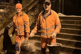 Lena Schneider und Ferdi Büse sind als Fußtruppe unterwegs.